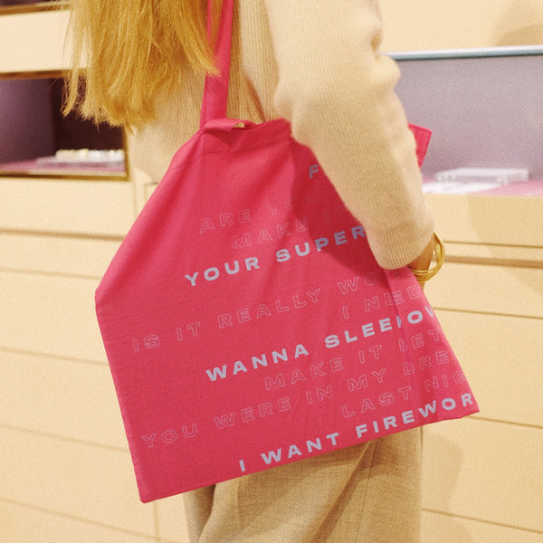 Streetstyle con tote bag | Whatever Tote | Lil Milan